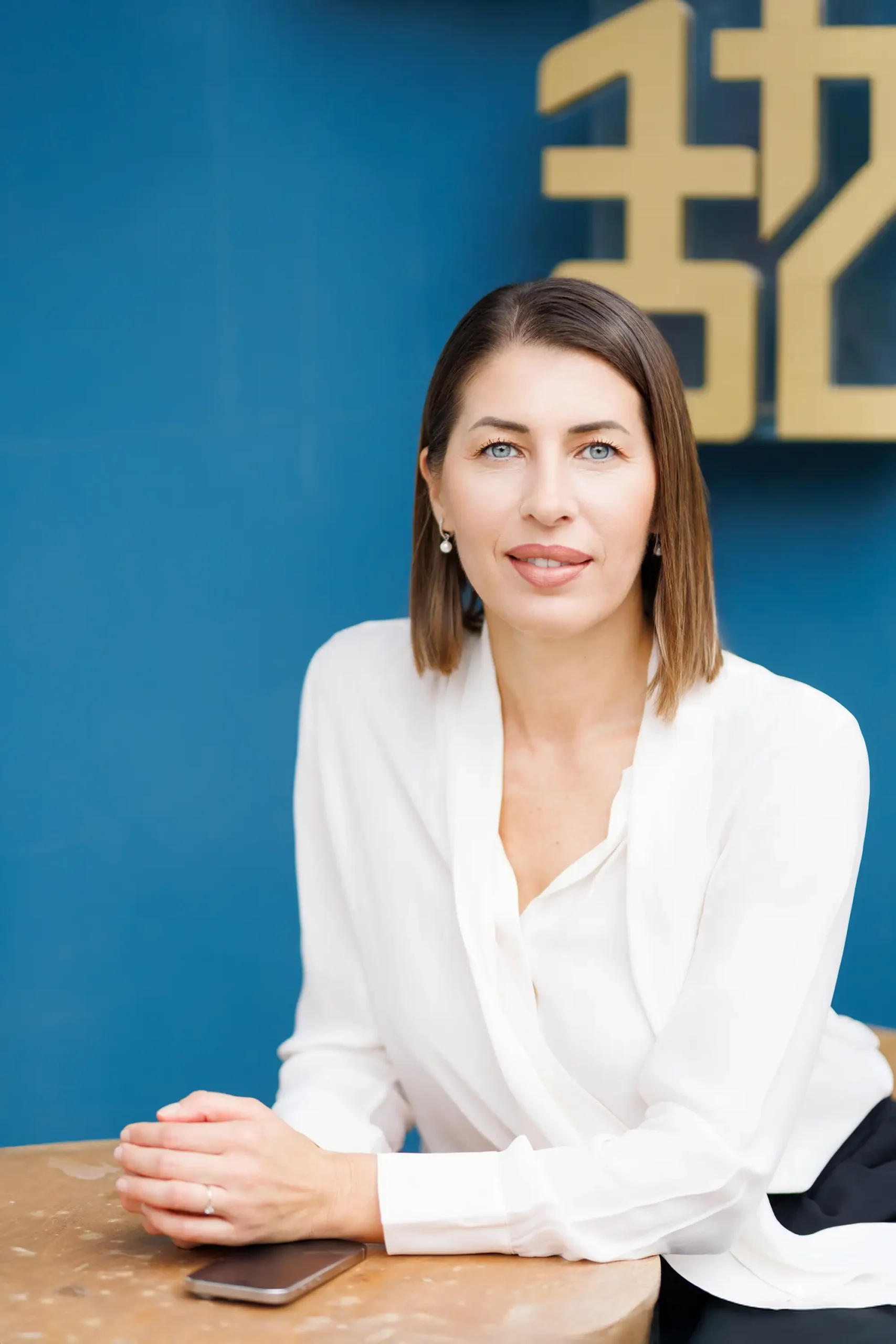 Személyes márka fotózás Budapesten barátságos, természetes megjelenéssel weboldalhoz és LinkedInhez