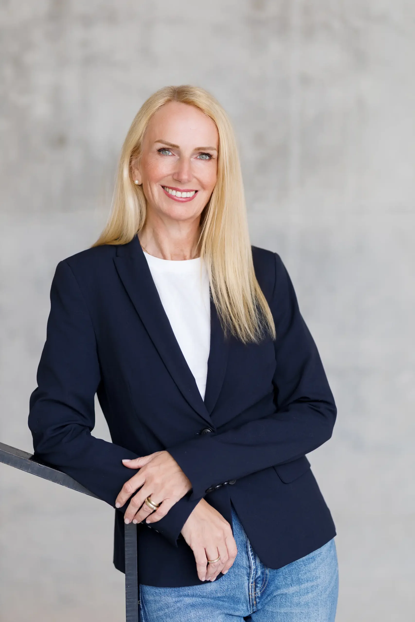 Természetes hangulatú brand fotózás Budapesten női vállalkozóknak, letisztult üzleti portré