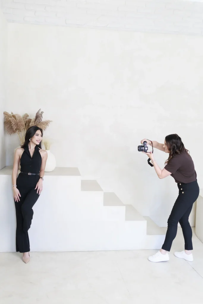 Monika Schlosser üzleti portéfotózás közben Budapesten