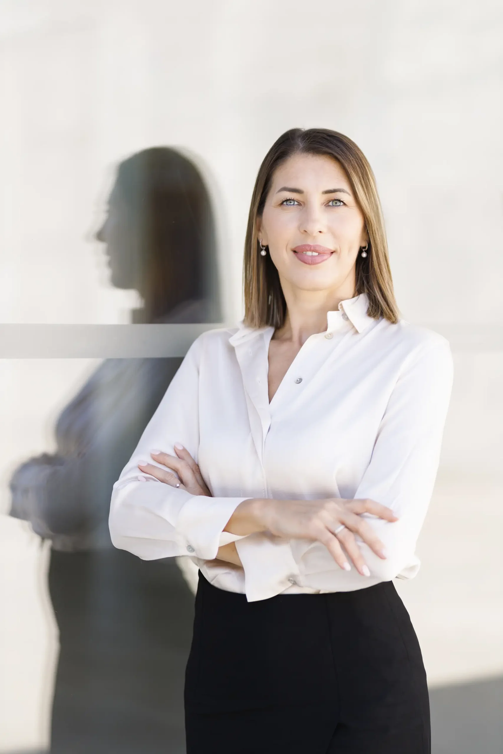 Természetes fényű üzleti portré fotózás Budapesten női vállalkozóknak